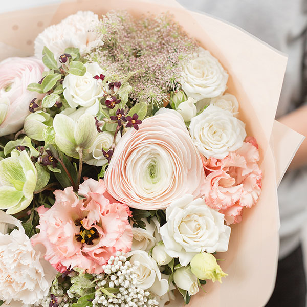 Skicka en romantisk blomsterbukett med mazzo